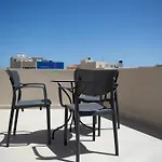Uni Island - Metropolis Suites